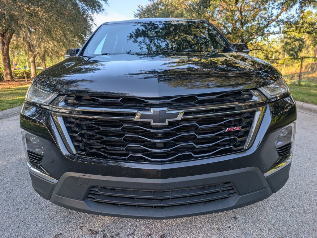 Used 2023 Chevrolet Traverse RS FWD image 2