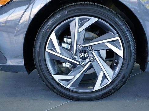 Used 2025 Hyundai Elantra SEL image 3