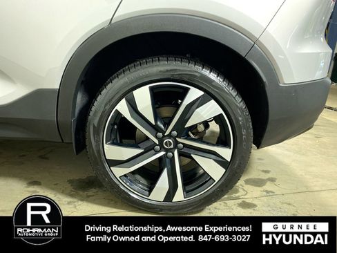 Used 2025 Volvo XC40 B5 Plus image 5