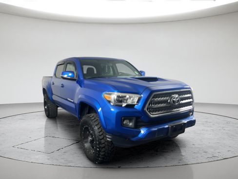 Used 2016 Toyota Tacoma TRD Sport w/ Towing Package AWD/4WD image 3