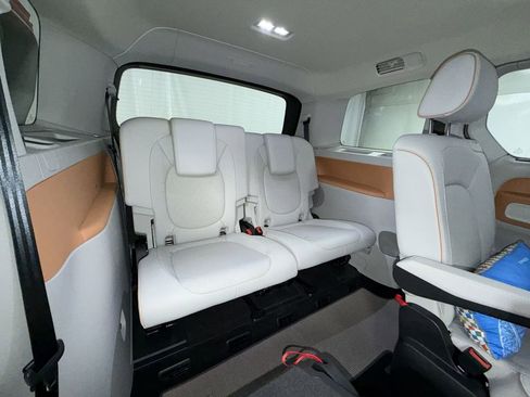 Used 2025 Volkswagen ID. Buzz 1st Edition image 18