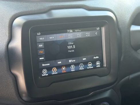 Used 2018 Jeep Renegade Latitude FWD image 30