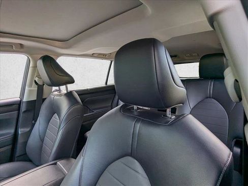 Used 2022 Toyota Highlander XLE image 16