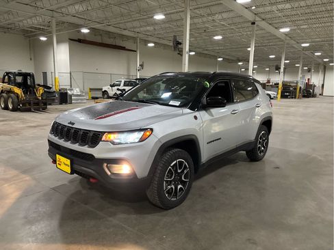 Used 2025 Jeep Compass Trailhawk AWD/4WD image 2