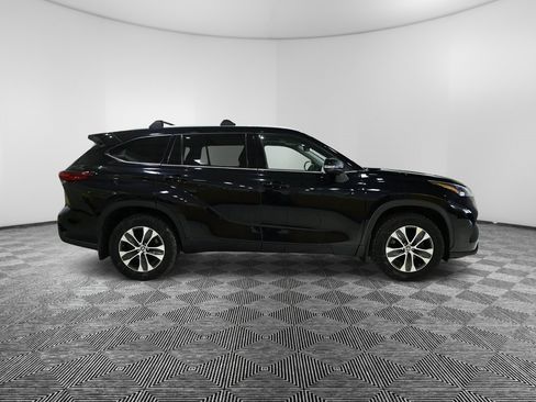 Used 2022 Toyota Highlander XLE image 6