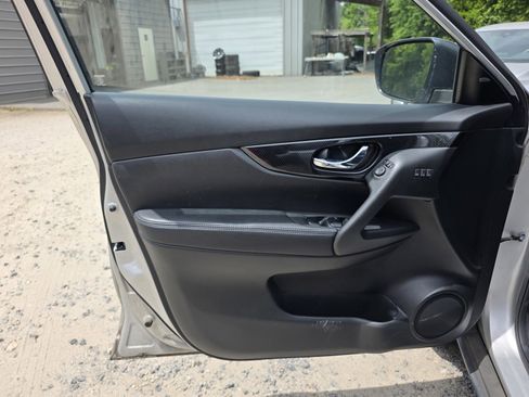 Used 2018 Nissan Rogue SL FWD image 25