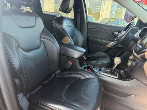 Used 2017 Jeep Cherokee Limited image 12