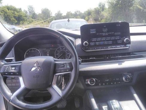 Used 2024 Mitsubishi Outlander SE FWD image 3