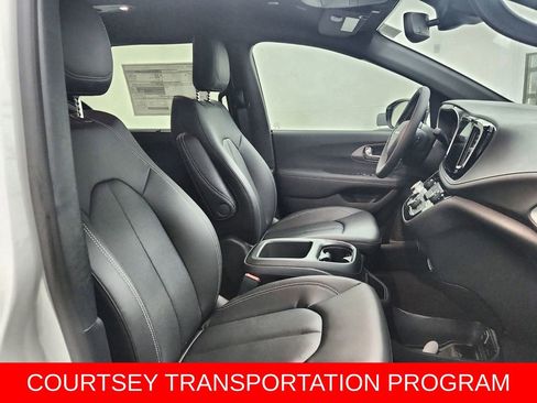 New 2026 Chrysler Pacifica Select image 33