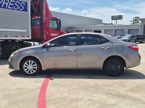 Used 2016 Toyota Corolla LE FWD image 3