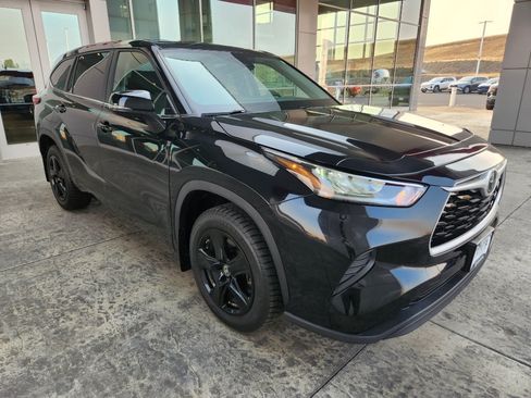 Used 2023 Toyota Highlander LE AWD/4WD image 12