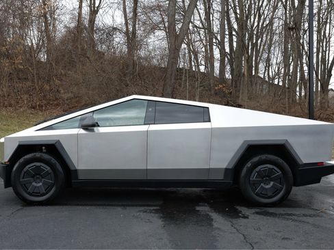 Used 2024 Tesla Cybertruck AWD Crew Cab image 26