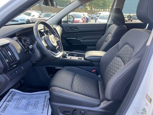 Used 2024 Nissan Pathfinder SV image 10