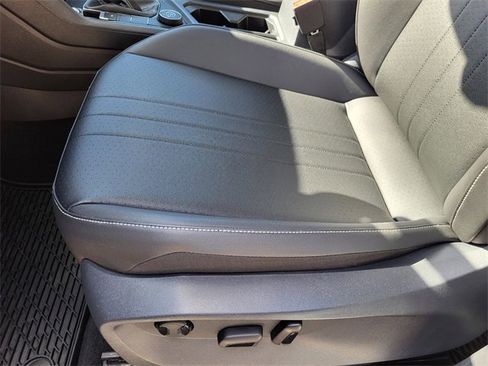 Used 2022 Volkswagen Tiguan SE w/ Panoramic Sunroof Package image 16