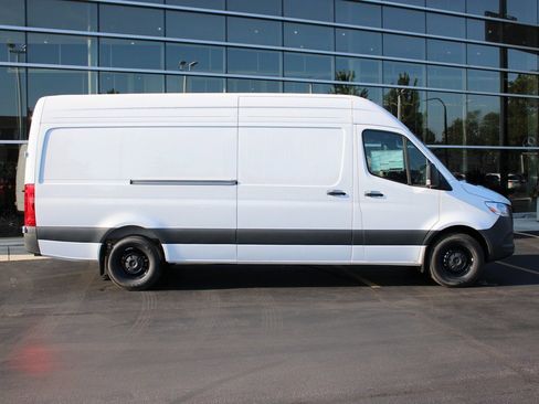 Used 2025 Mercedes-Benz Sprinter 2500 image 2