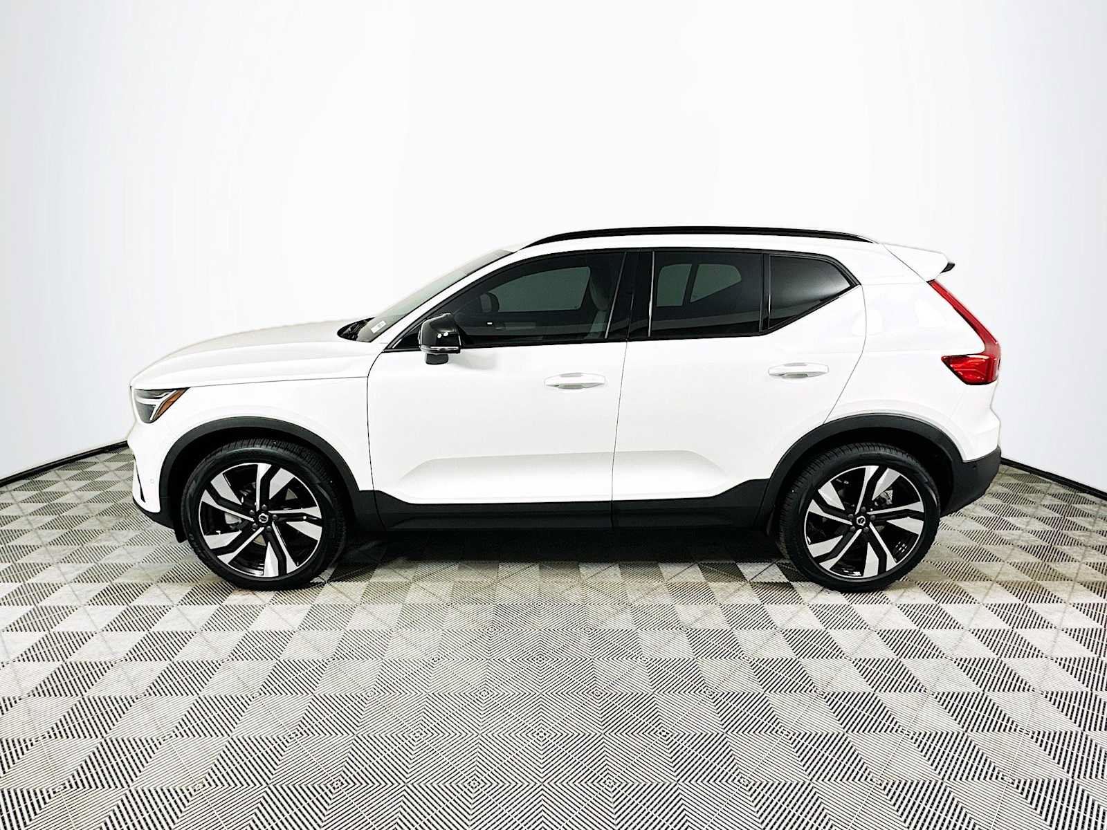 Used 2026 Volvo XC40 B5 Ultra w/ Climate Package AWD/4WD image 4