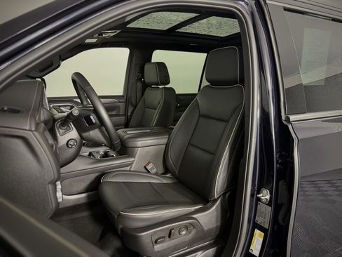 Used 2023 GMC Yukon XL SLT w/ SLT Premium Package image 5