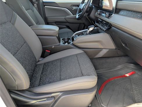 Used 2024 Chevrolet Colorado ZR2 w/ Technology Package image 39