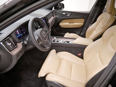 Certified 2023 Volvo XC60 B5 Ultimate w/ Protection Package Premier image 17