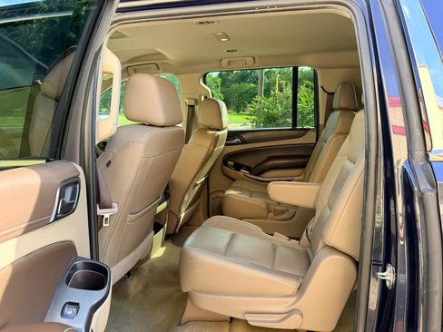 Used 2018 Chevrolet Suburban LT w/ LT Signature Package RWD image 11