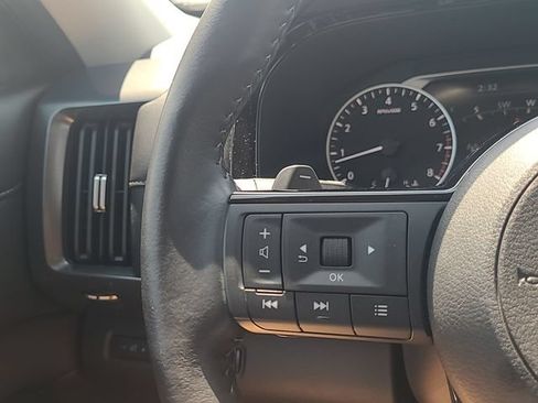 Used 2024 Nissan Pathfinder SL FWD image 17