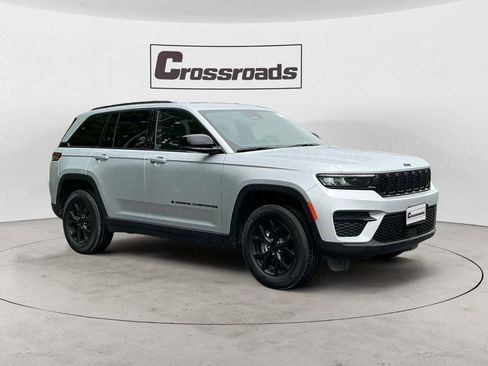 Used 2025 Jeep Grand Cherokee Altitude AWD/4WD image 7