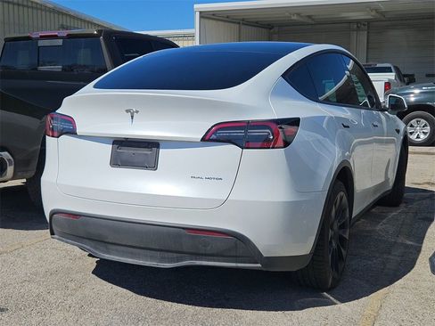 Used 2023 Tesla Model Y Long Range image 2