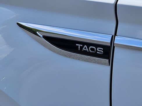 Used 2023 Volkswagen Taos SE w/ Panoramic Sunroof Package FWD image 32