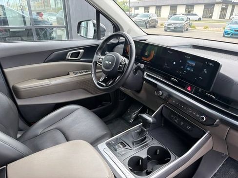 Used 2025 Kia Carnival FWD image 11