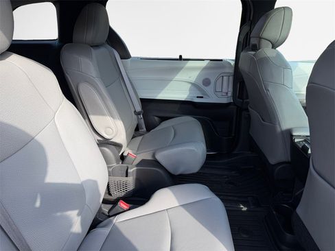 Used 2025 Toyota Sienna XLE w/ XLE Plus Package image 28