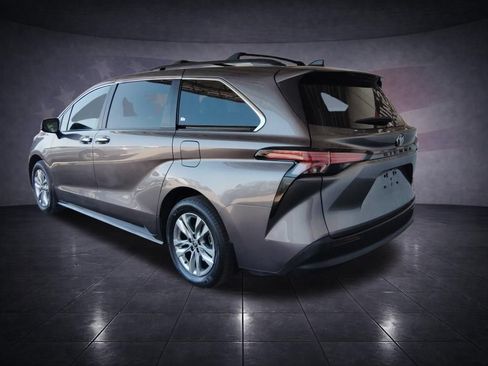 Used 2022 Toyota Sienna XLE w/ XLE Plus Package FWD image 3