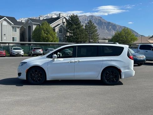Used 2020 Chrysler Pacifica Touring-L Plus FWD image 7