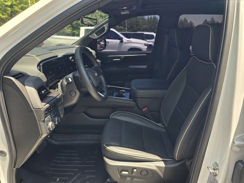 Used 2025 Chevrolet Tahoe Premier AWD/4WD image 13