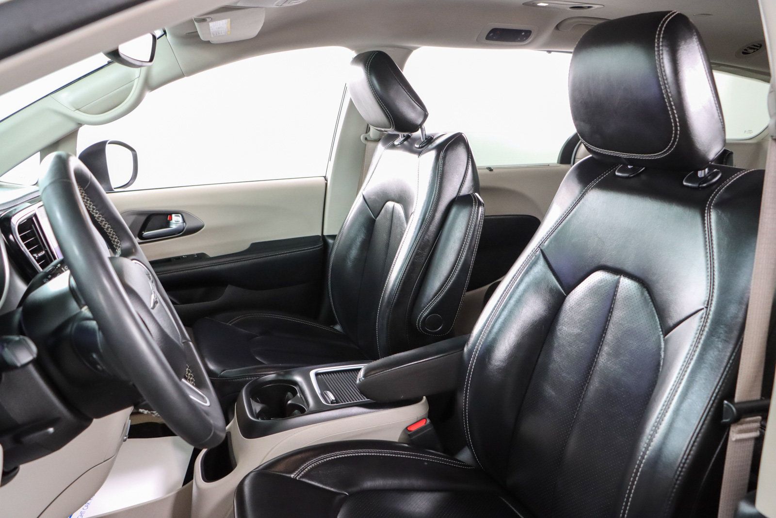 Used 2023 Chrysler Pacifica Touring-L FWD image 24