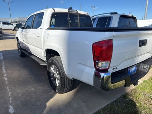 Used 2017 Toyota Tacoma SR5 w/ Tow Package image 3