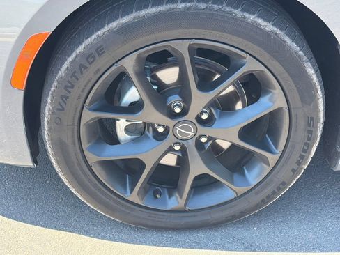 Used 2025 Chrysler Pacifica Limited FWD image 11