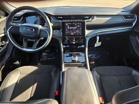 Used 2025 Jeep Grand Cherokee Altitude AWD/4WD image 11