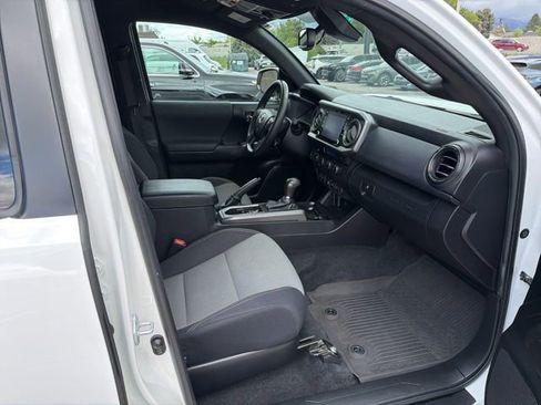 Used 2022 Toyota Tacoma TRD Off-Road w/ Technology Package AWD/4WD image 33