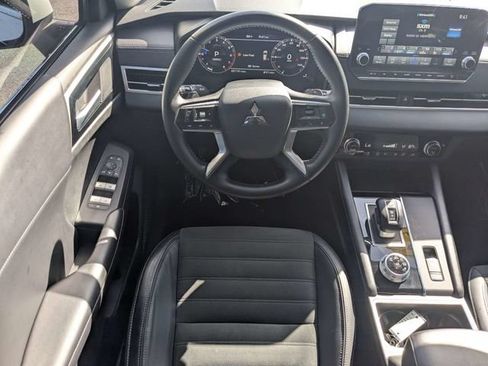 Used 2023 Mitsubishi Outlander SE FWD image 16