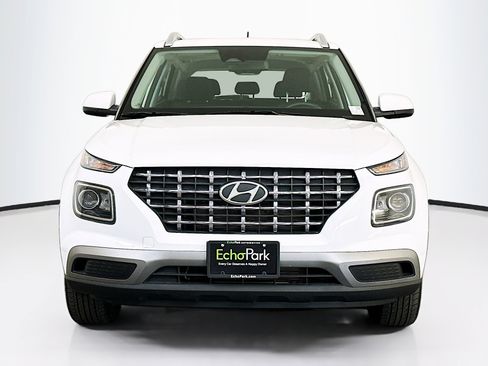 Used 2025 Hyundai Venue SEL image 2