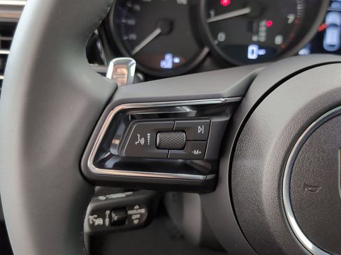 Certified 2025 Porsche Macan AWD/4WD image 28
