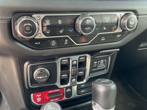Used 2024 Jeep Gladiator Mojave w/ Technology Group AWD/4WD image 18