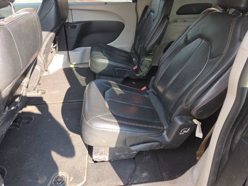 Used 2020 Chrysler Pacifica Touring-L FWD image 11