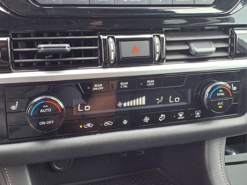 Used 2025 Nissan Pathfinder SV FWD image 12