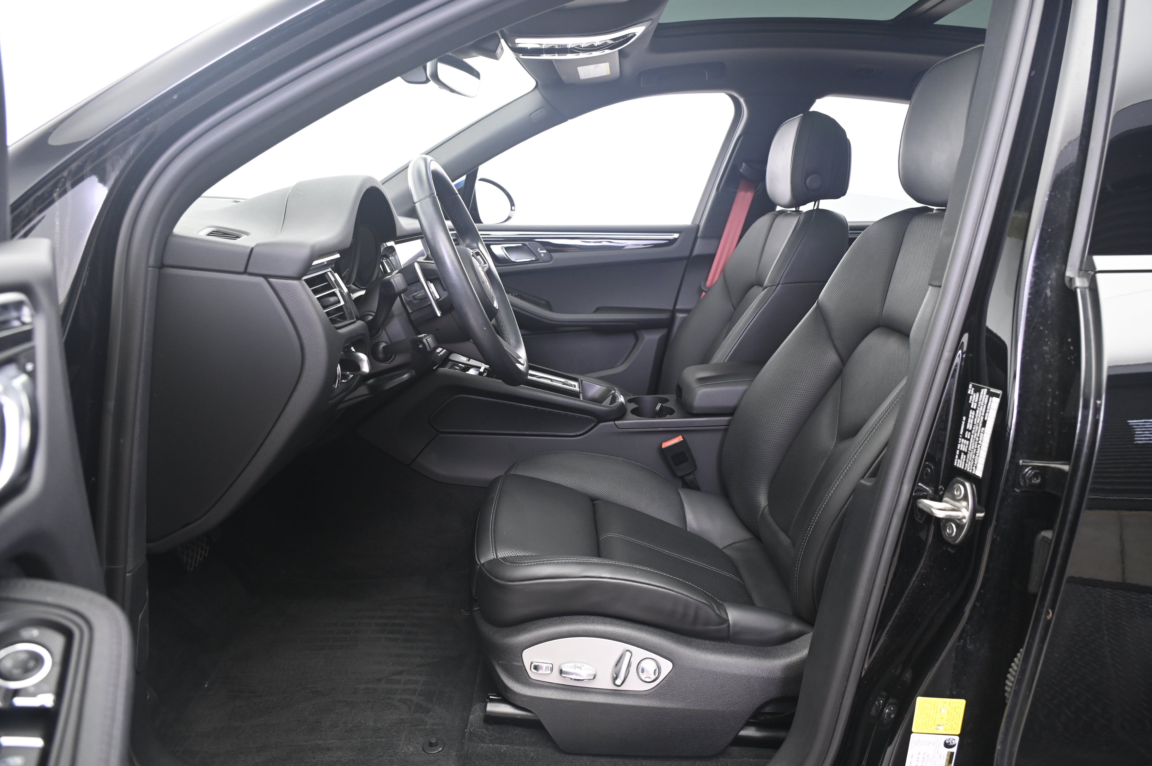 Certified 2023 Porsche Macan S AWD/4WD image 29