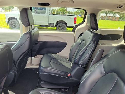 Used 2023 Chrysler Pacifica Touring-L FWD image 20