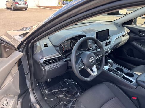 Used 2025 Nissan Altima 2.5 SV FWD image 34