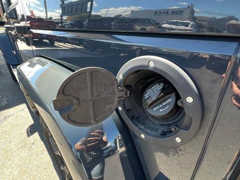 Used 2018 Jeep Wrangler Unlimited Sahara AWD/4WD image 9