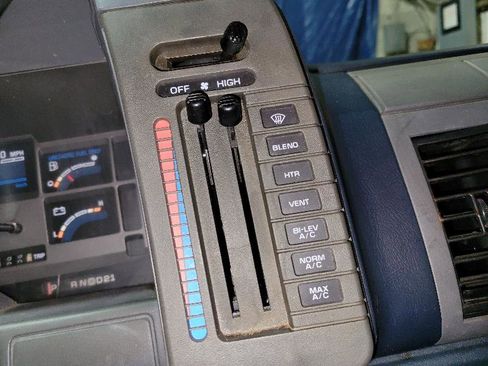 Used 1992 GMC Safari XT image 37