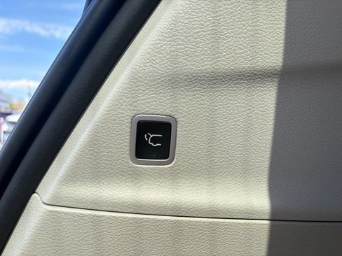 Used 2023 Chrysler Pacifica Limited FWD image 18